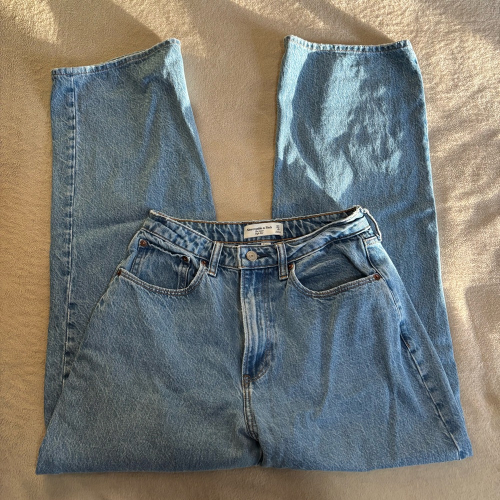 Abercrombie and Fitch the Loose High Rise Jean 
Size 4 / 27”